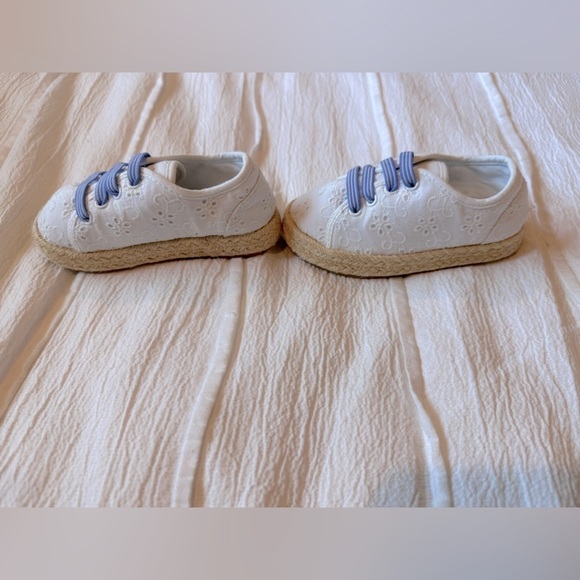 Gap  toddler white Espadrilles. Size 7 - Picture 3 of 6